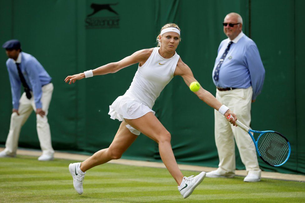 Lucie Šafářová během zápasu 2. kola Wimbledonu