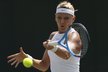 Lucie Šafářová v duelu třetího kola Wimbledonu proti Jekatěrině Makarovové...