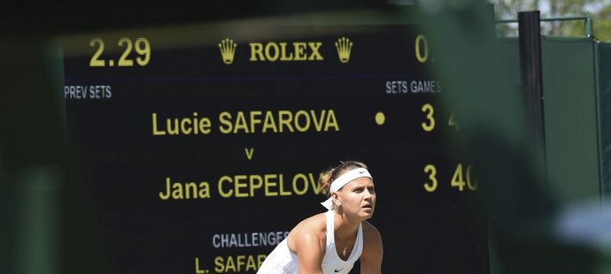 Lucie Šafářová v zápase třetího kola Wimbledonu proti Slovence Janě Čepelové