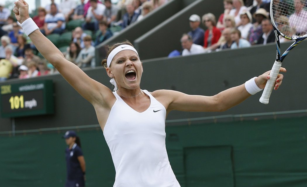 Lucie Šafářová slaví svůj postup do osmifinále Wimbledonu