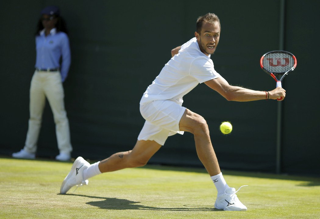 Lukáš Rosol v zápase druhého kola Wimbledonu proti Gillesi Mullerovi