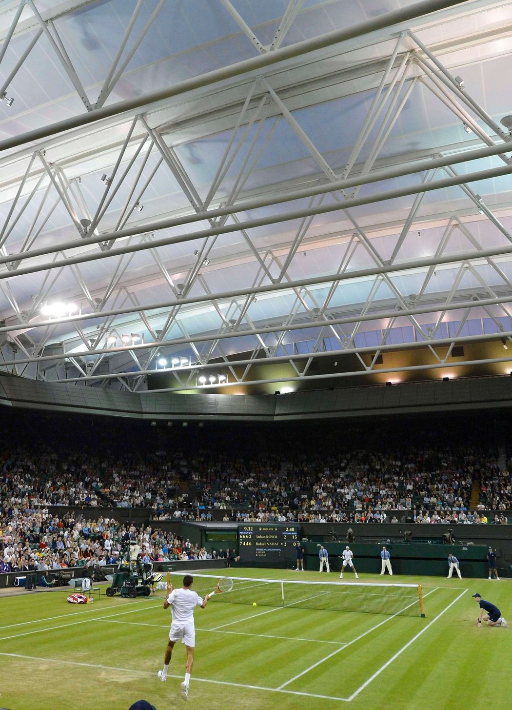 Lukáš Rosol svůj životní zápas proti Nadalovi dohrával na wimbledonském centrkurtu pod zataženou střechou