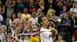 Lukáš Rosol odpaluje míček divákům po svém vítězství nad Rafaelem Nadalem