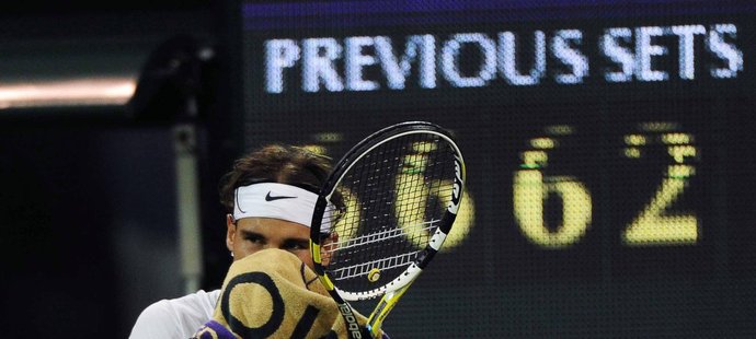 Zničený Rafael Nadal po prohře s Lukášem Rosolem ve druhém kole Wimbledonu