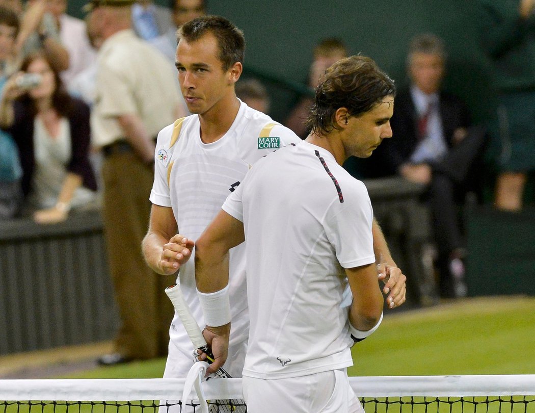 Lukáš Rosol přijímá gratulace od Rafaela Nadala