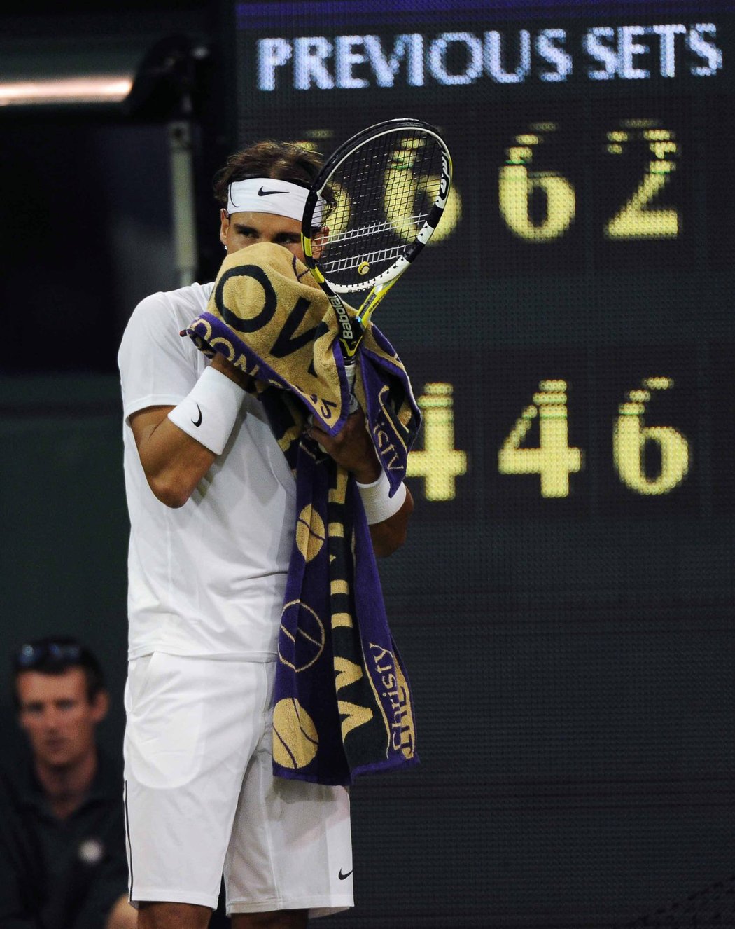 Zničený Rafael Nadal po prohře s Lukášem Rosolem ve druhém kole Wimbledonu