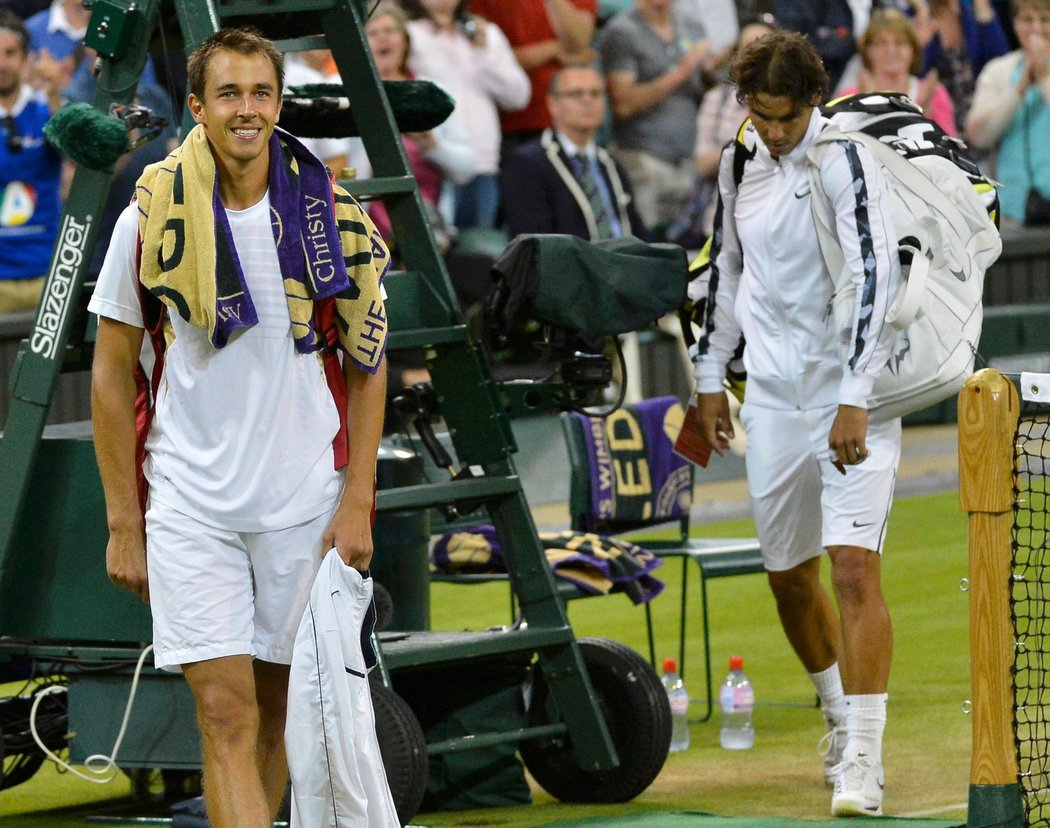 Lukáš Rosol si užívá své chvíle slávy, zatímco zklamaný Rafael Nadal míří do šatny...