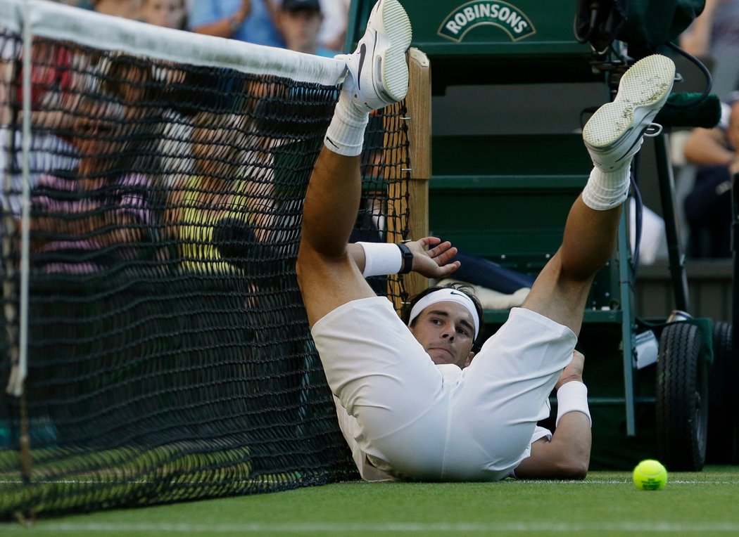 Rafael Nadal po jedné z výměn s Lukášem Rosolem skončil v síti