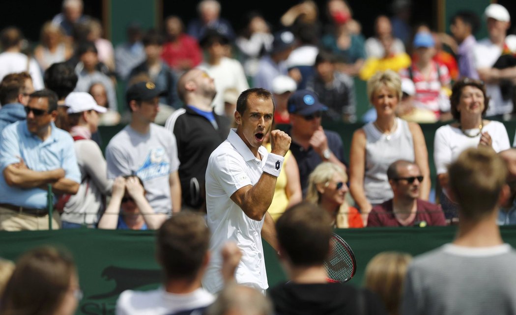 Lukáš Rosol se hecuje v prvním kole Wimbledonu proti Samu Querreymu