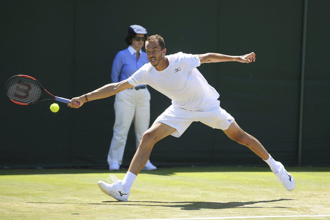 Lukáš Rosol bojuje v zápase druhého kola Wimbledonu proti Gillesi Mullerovi