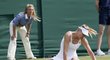 Jak široká, tak dlouhá. Maria Šarapovová klouzala na wimbledonské trávě skoro jako na ledě