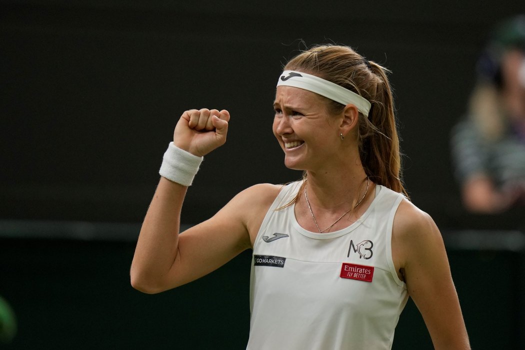 Marie Bouzková slaví postup do osmifinále Wimbledonu