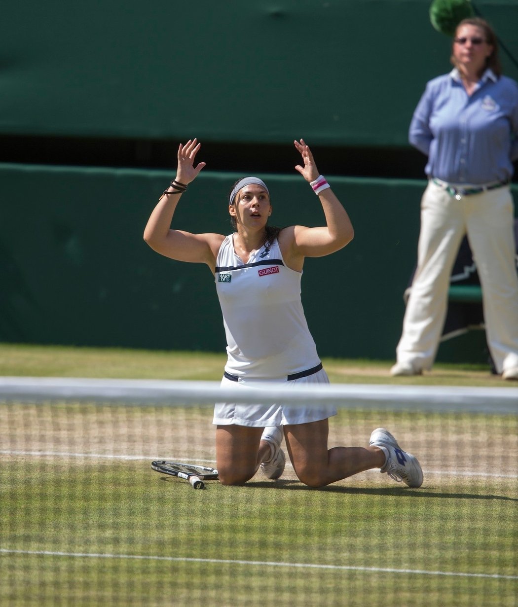 Marion Bartoliová padá na kolena po svém triumfu ve wimbledonském finále proti Sabině Lisické