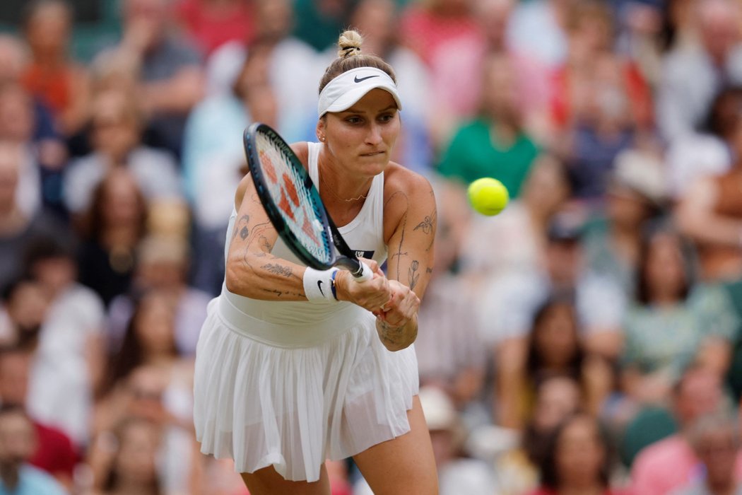 Češka Markéta Vondroušová během úderu v semifinále Wimbledonu