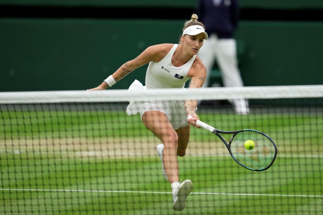 Česká tenistka Markéta Vondroušová hraje míček na síti proti Elině Svitolinové