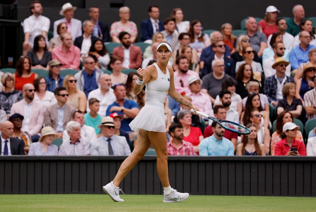 Radující se Markéta Vondroušová během přetahované o finále Wimbledonu