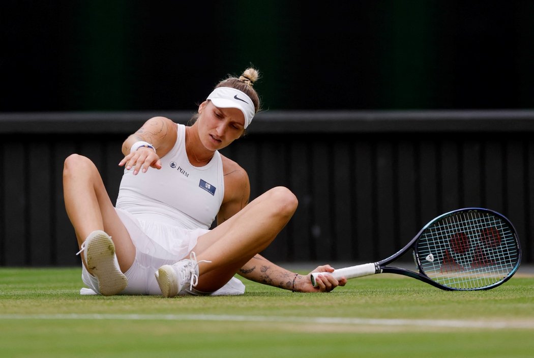 Markéta Vondroušová v semifinále Wimbledonu nehezky upadla