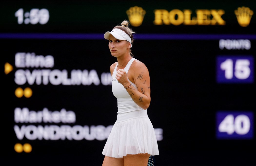 Vítězné gesto Markéty Vondroušové po úspěšném gemu v semifinále Wimbledonu