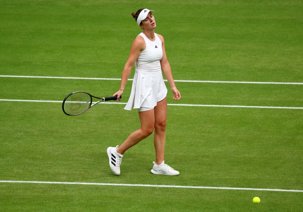 Odevzdané gesto Ukrajinky Svitolinové, která v semifinále Wimbledonu nastoupila proti Markétě Vondroušové