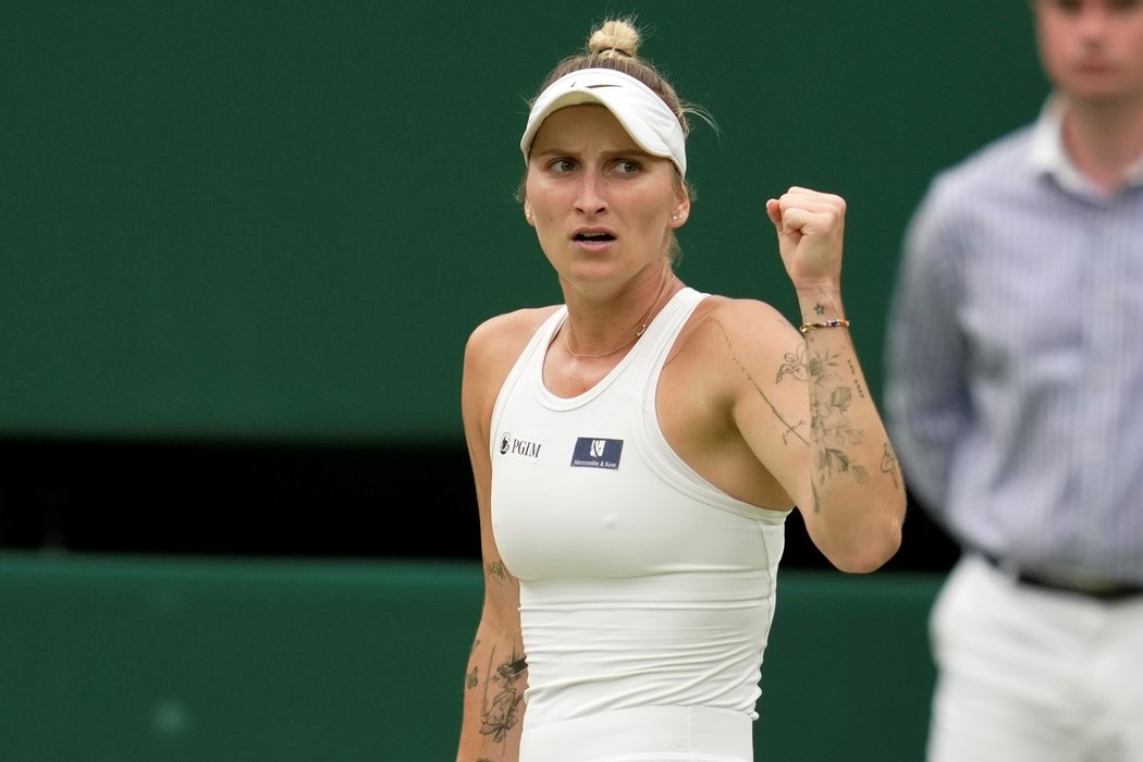 Markéta Vondroušová zvedá ruku poté, co rozjela svou parádní hru v semifinále Wimbledonu