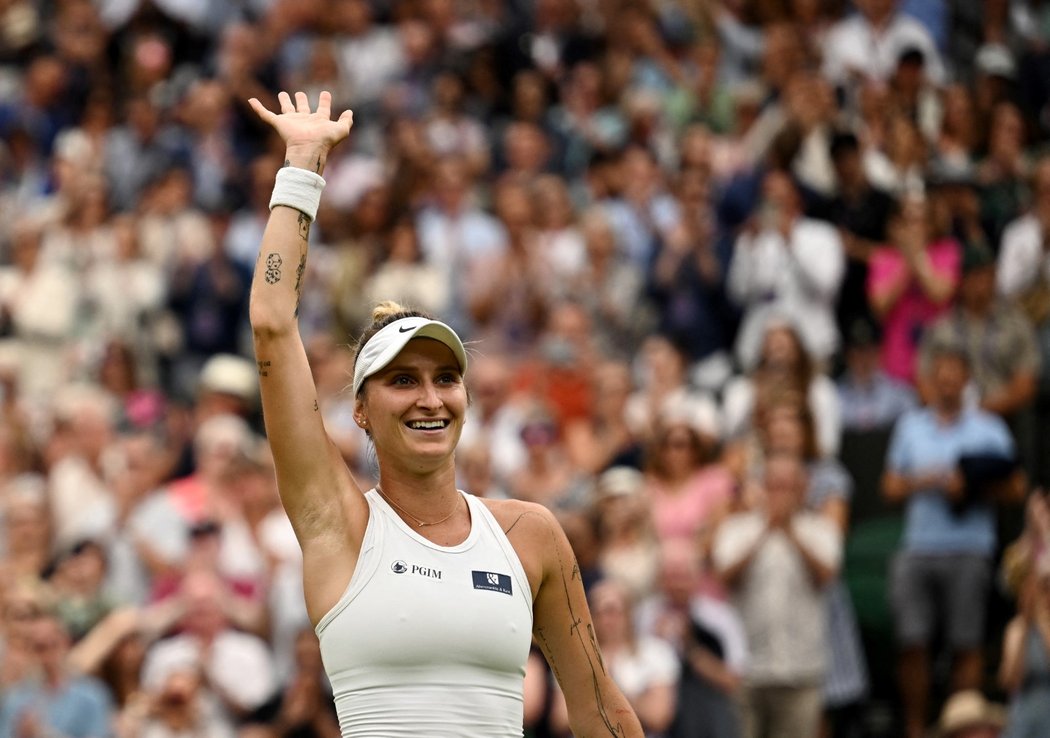 Postupující Markéta Vondroušová zdraví fanoušky, poprvé v kariéře dosáhla na finále Wimbledonu