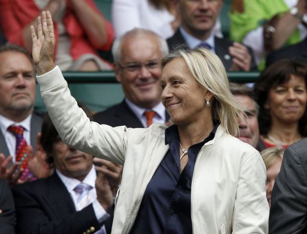Martina Navrátilová mává divákům na wimbledonském centrkurtu Martina Navrátilová mává divákům na wimbledonském centrkurtu