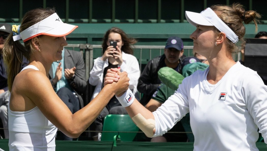 Maryna Zanevská gratuluje Barboře Krejčíkové (vpravo) k postupu do druhého kola Wimbledonu