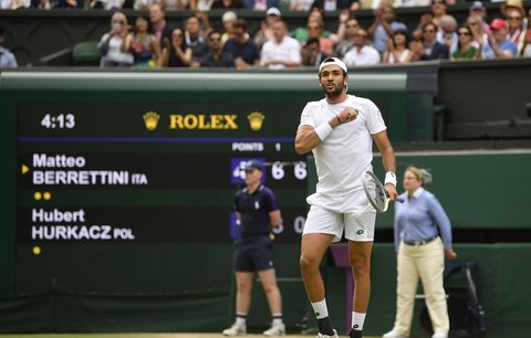 Matteo Berrettini slaví svůj postup do finále Wimbledonu po výhře nad Polákem Hubertem Hurkaczem