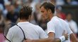 Daniil Medveděv a Stan Wawrinka po vzájemném zápase na Wimbledonu