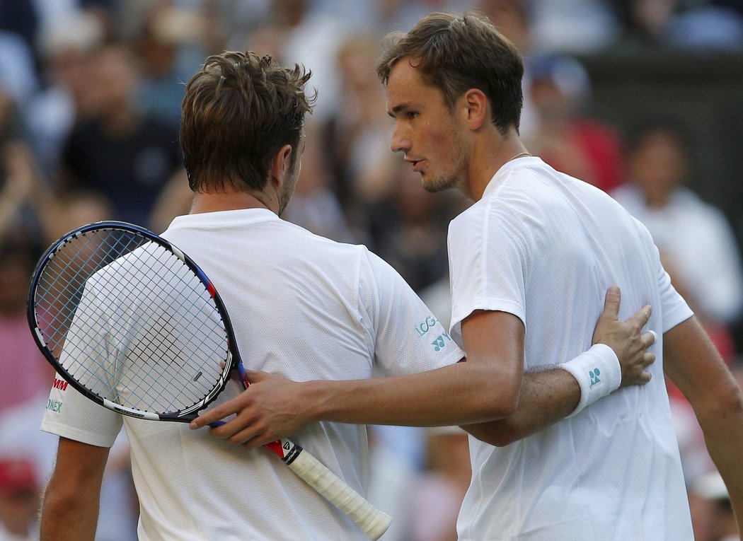 Daniil Medveděv a Stan Wawrinka po vzájemném zápase na Wimbledonu