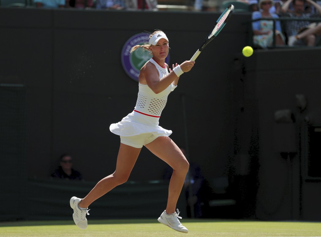 Francouzka Mladenovičová v duelu s dvojnásobnou vítězkou Wimbledonu Petrou Kvitovou