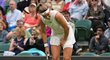 Česká tenistka Karolína Muchová bojovala během čtvrtfinále Wimbledonu i se zdravotními obtížemi