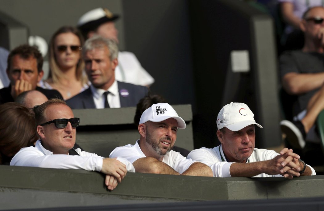 Trenér Andy Murrayho Ivan Lendl (vpravo) sledoval duel na tribuně