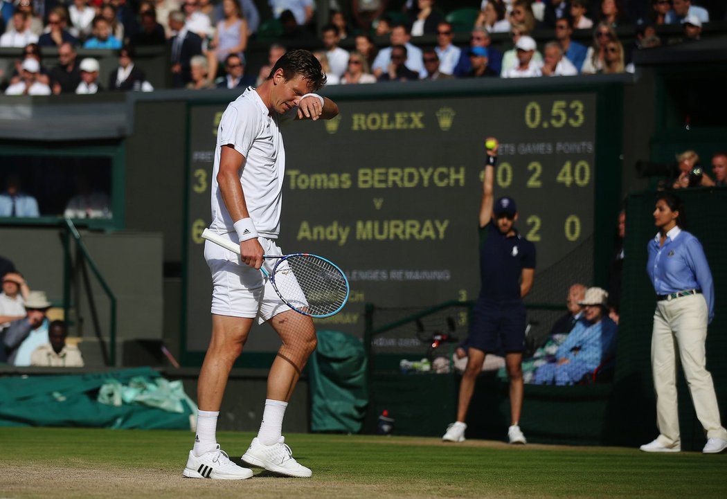 Zklamaný český tenista Tomáš Berdych po špatném míčku