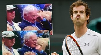 Jahody se smetanou? Kdepak! Děda si dal na Wimbledonu lepší pochoutku