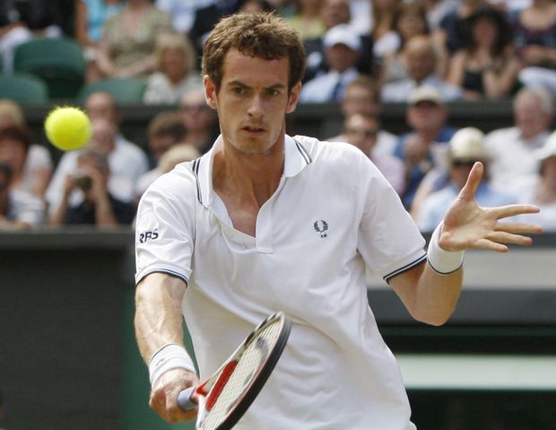 Andy Murray při jednom z úderů Andy Murray při jednom z úderů