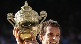 Murray zlomil britské prokletí ve Wimbledonu, smetl Djokoviče