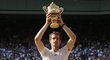 Šťastný Brit Andy Murray s trofejí pro vítěze Wimbledonu