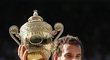 Šťastný Brit Andy Murray s trofejí pro vítěze Wimbledonu