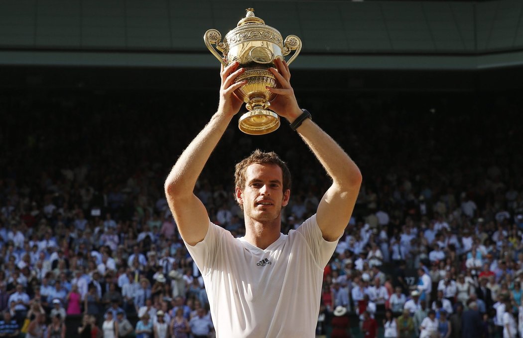 Šťastný Brit Andy Murray s trofejí pro vítěze Wimbledonu