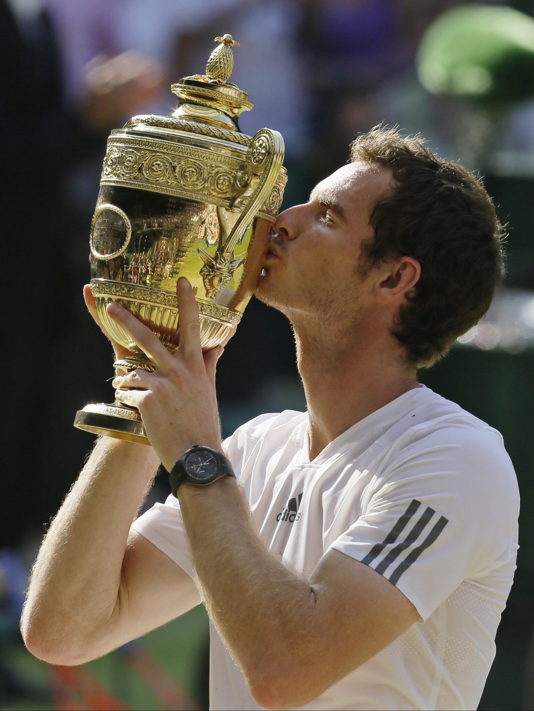 Šťastný Brit Andy Murray s trofejí pro vítěze Wimbledonu