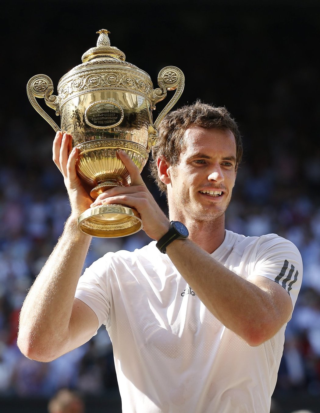 Šťastný Brit Andy Murray s trofejí pro vítěze Wimbledonu