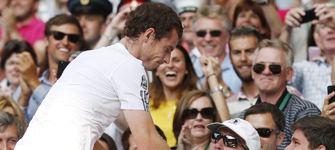 Vítěz Wimbledonu Brit Andy Murray se běžel o radost potěšit se svým trenérem Ivanem Lendlem. Ten na trofej v All England Clubu nikdy nedosáhl a Murray mu ji věnoval