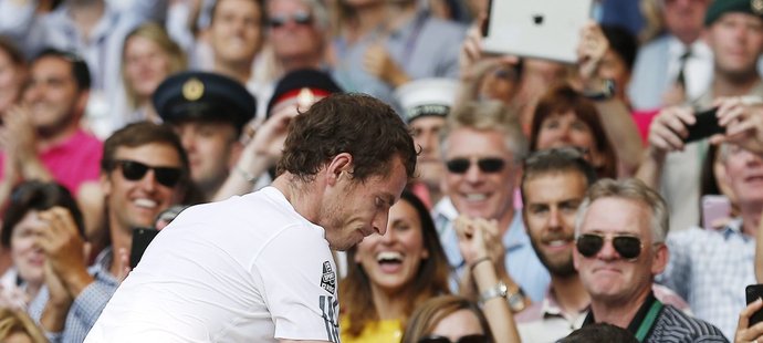 Vítěz Wimbledonu Brit Andy Murray se běžel o radost potěšit se svým trenérem Ivanem Lendlem. Ten na trofej v All England Clubu nikdy nedosáhl a Murray mu ji věnoval