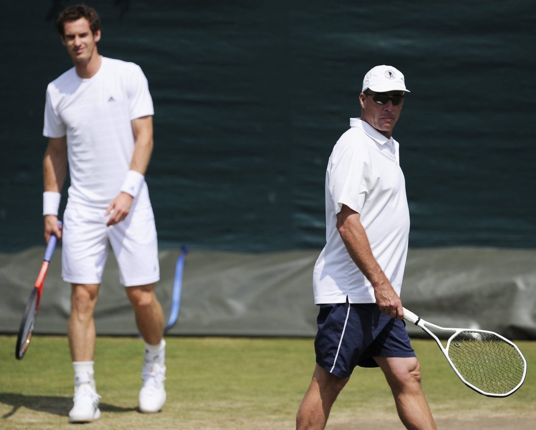 Brit Andy Murray si v nedělním finále dvouhry Wimbledonu zahraje proti Novaku Djokovičovi, který je světovou jedničkou. Murray by triumfem zlomil britské prokletí na turnaji a navíc by potěšil i svého kouče Ivana Lendla.