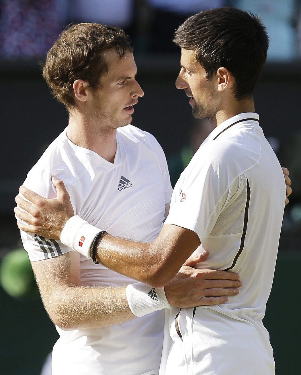 Srb Novak Djokovič prohrál wimbledonské finále, po zápase prohodil s vítězem pár slov. Andy Murray je po 77 letech prvním Britem, který Wimbledon vyhrál.