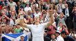 Tenista Andy Murray slaví postup do semifinále Wimbledonu