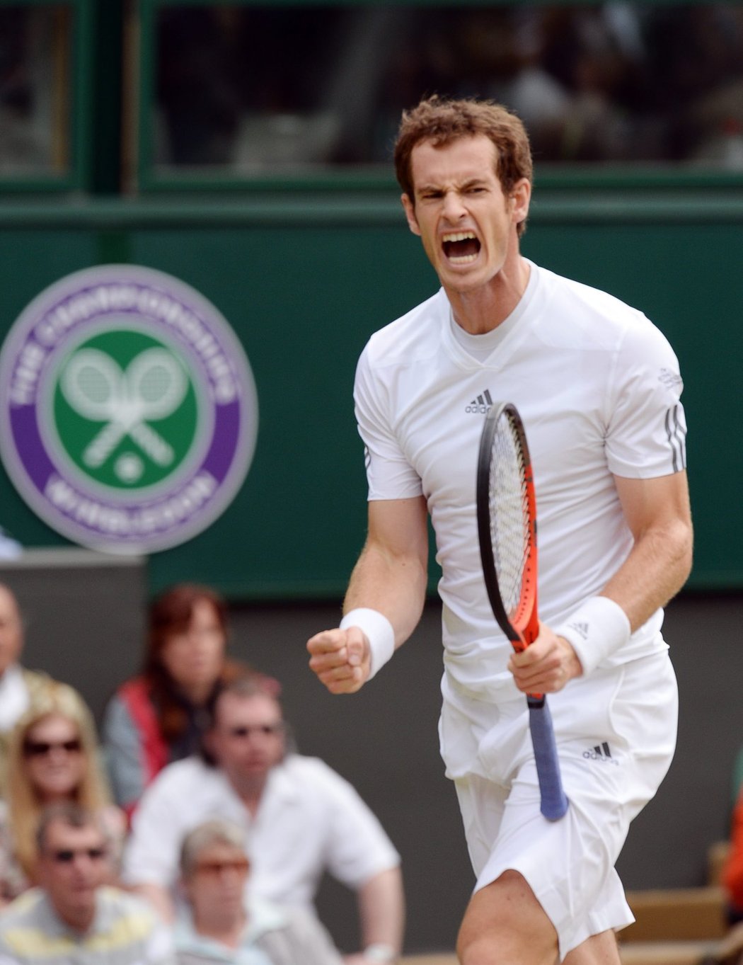 Brit Andy Murray bojuje ve čtvrtfinále dvouhry Wimbledonu se Španělem Verdascem