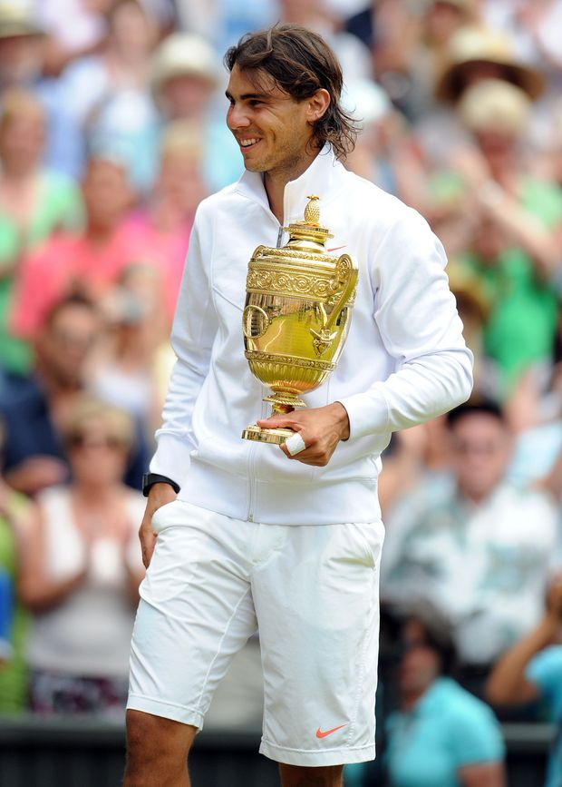 Rafael Nadal s wimbledonskou trofejí Rafael Nadal s wimbledonskou trofejí