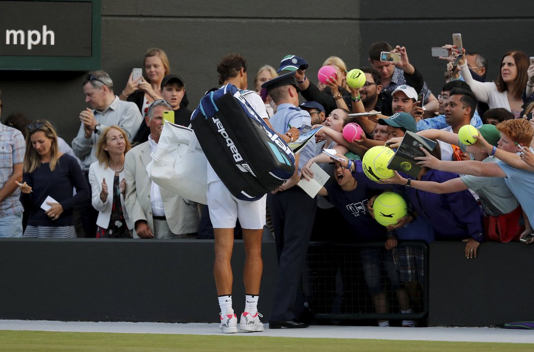 Nadal se podepisuje fanouškům po porážce s Müllerem